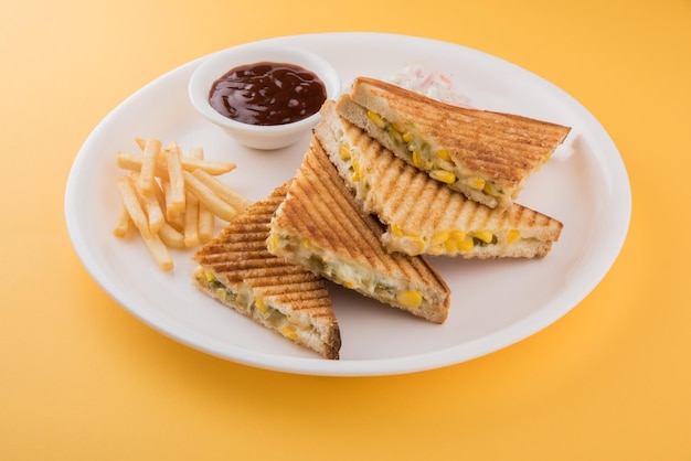 Жареные бутерброды со шпинатом или кукурузой с сыром на красочном фоне. выборочный фокус