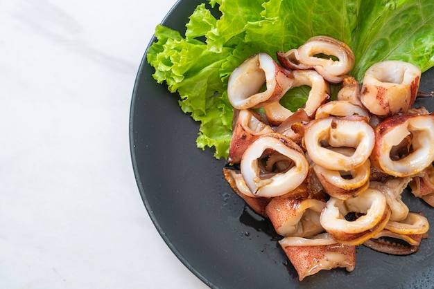 Photo grilled squid on plate