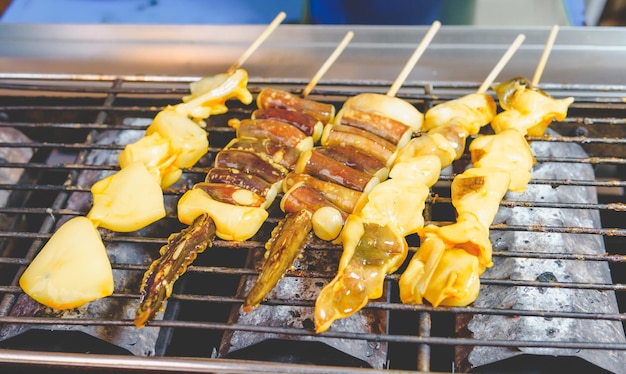 コンロで炙るイカ串焼き