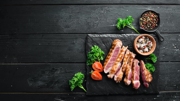 Bistecca alla griglia affettata con spezie ed erbe aromatiche vista dall'alto spazio libero per il testo