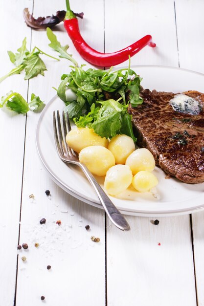 Grilled steak with potatoes