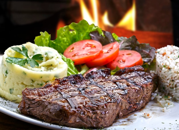 Foto bistecca alla griglia con insalata e purè di patate