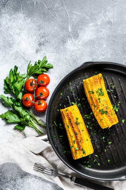 Grilled sweet corn with paprika, salt and cilantro. 