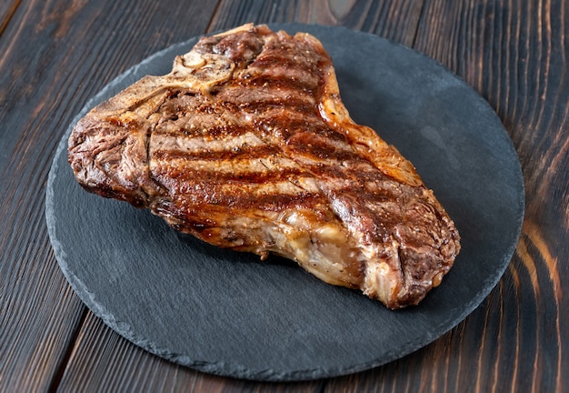 Bistecca alla fiorentina alla griglia sulla tavola di pietra