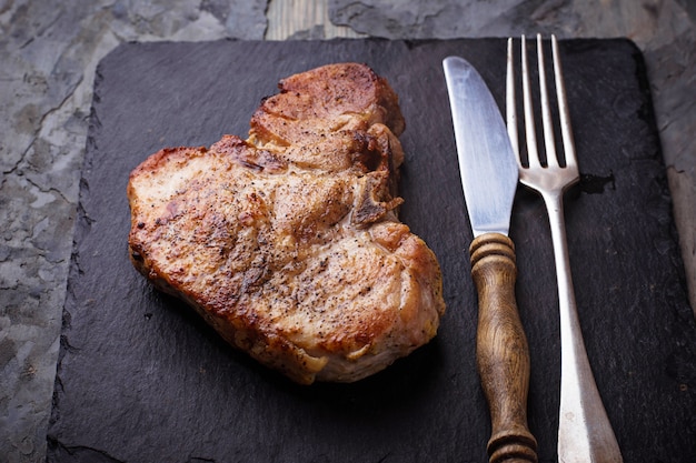 Foto bistecca alla griglia con l'osso