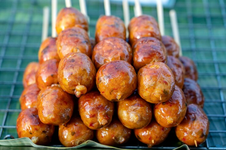 タイのストリートフードマーケットでのタイソーセージのグリルクローズアップ伝統的なタイソーセージと豚肉とご飯おいしいストリートフード