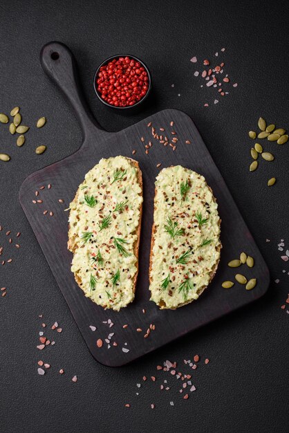 Toast alla griglia con pasta di avocado, uova, crema di formaggio, sale, spezie ed erbe aromatiche