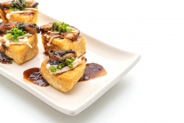 Жареный тофу с грибами шитаке и золотыми иглами