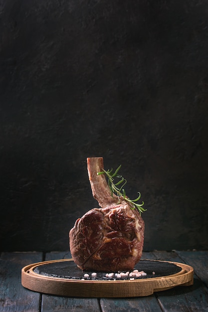 Foto bistecca di tomahawk alla griglia