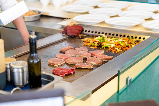 Bistecca di tonno alla griglia in padella