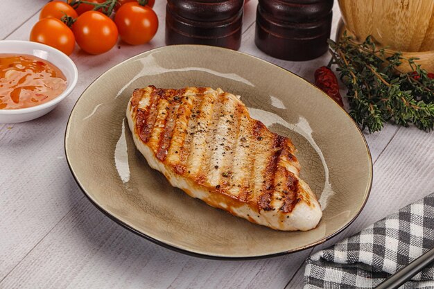 Photo grilled turkey fillet steak with sauce