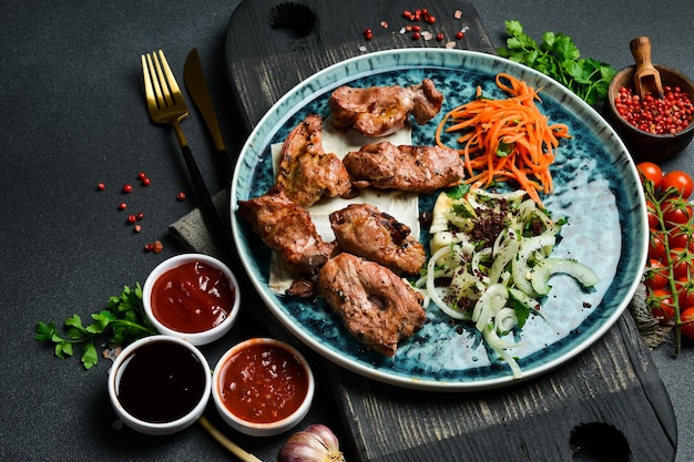 Кебаб из жареной индейки с луком и питой азербайджанская кухня Свободное место для текста