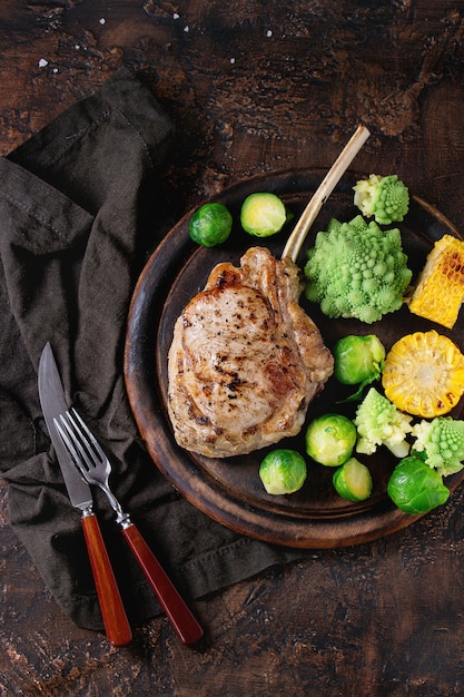 Photo grilled veal steak with vegetables