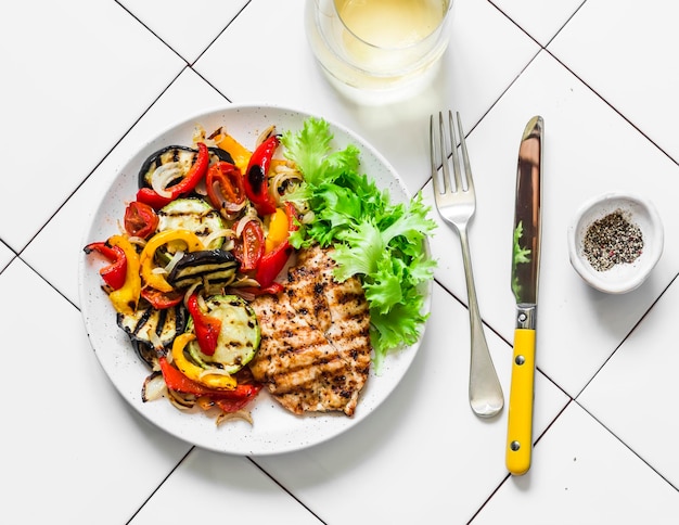 밝은 배경에서 볼 수 있는 구운 야채 닭 가슴살 맛있는 건강식 점심