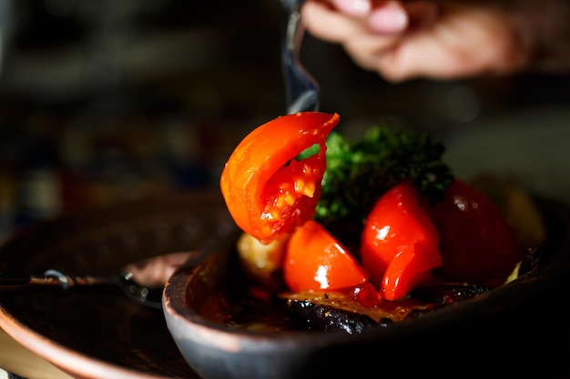 Photo grilled vegetables in a clay plate