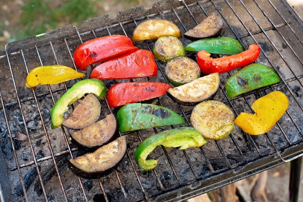 야외 바베큐 스토브에 구운 야채