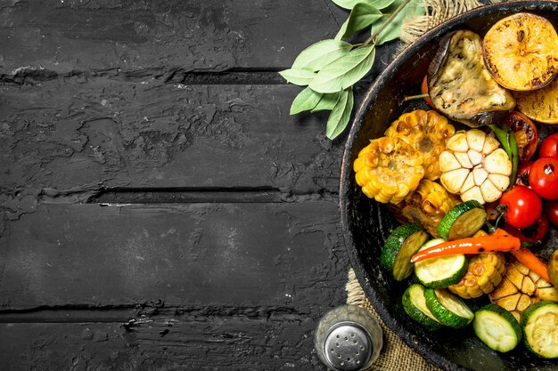 Photo grilled vegetables on a pan with herbs