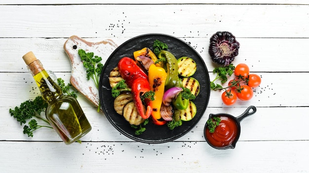 Foto verdure grigliate paprika cipolla melanzane zucchine vista dall'alto spazio libero per il testo