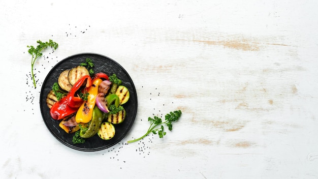 Verdure grigliate paprika cipolla melanzane zucchine vista dall'alto spazio libero per il testo