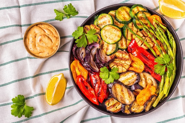 Verdure grigliate su un piatto con salsa