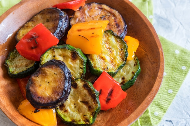 Insalata di verdure grigliate con zucchine, melanzane, cipolle, peperoni ed erbe