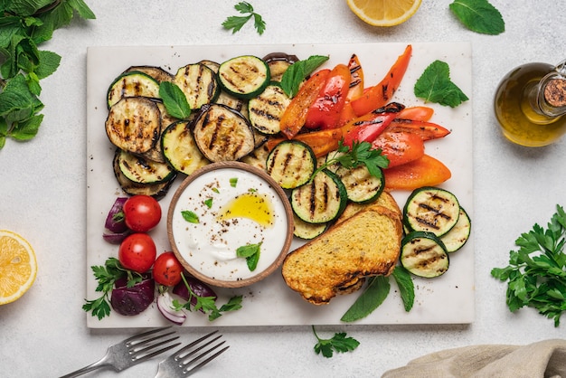 Grilled vegetables with mint yoghurt sauce