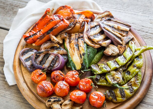 Photo grilled vegetables on the wooden board