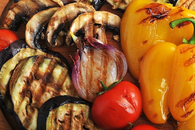 Verdure grigliate - zucchine, peperoni, cipolle, pomodori e funghi