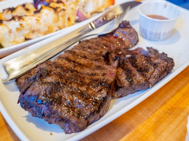 地元のレストランでアイスランドの地元の有名なクジラの肉のグリル料理は他の肉と一緒に出されます