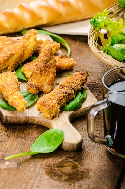 Photo grilled wings on wooden table