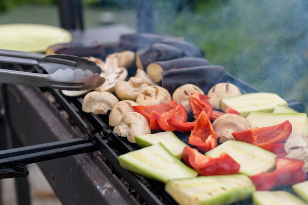 Grillen in het weekend. Verse groenten die op de grill worden gekookt.