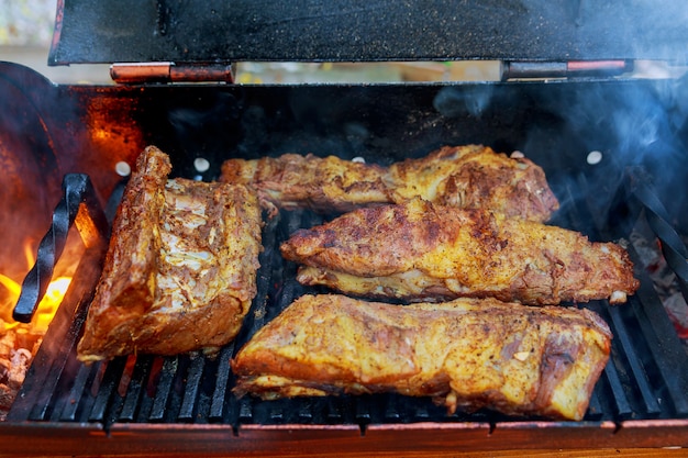 Grillen van ribben op brandende rib varkensribben op een grill een houtvuur