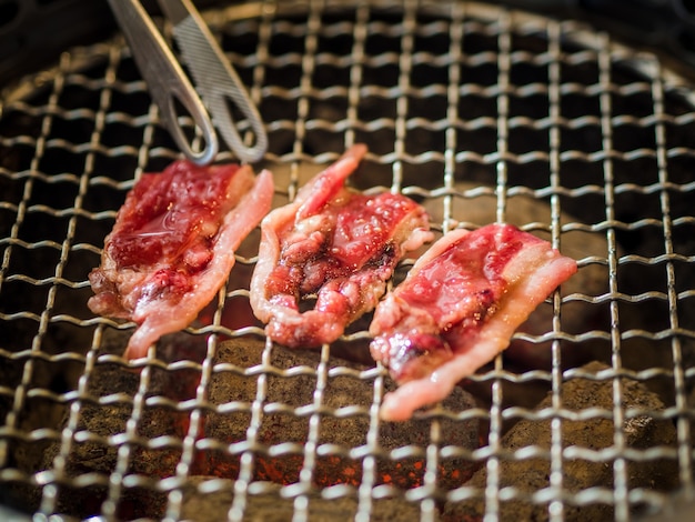 Grillen van rundvlees in barbecue restuarant café.