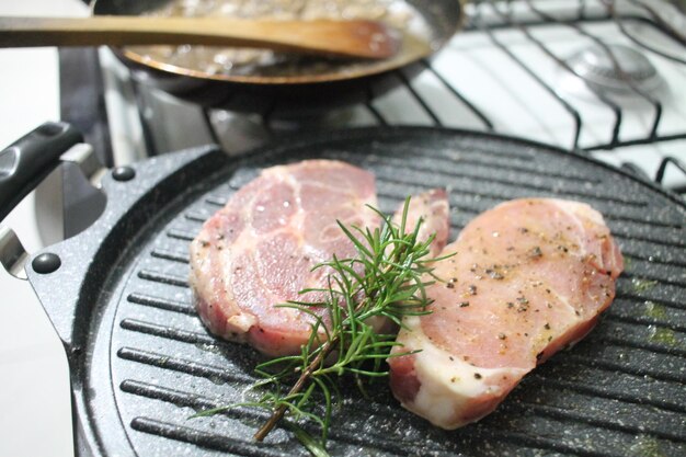 Foto grillen van varkensvlees