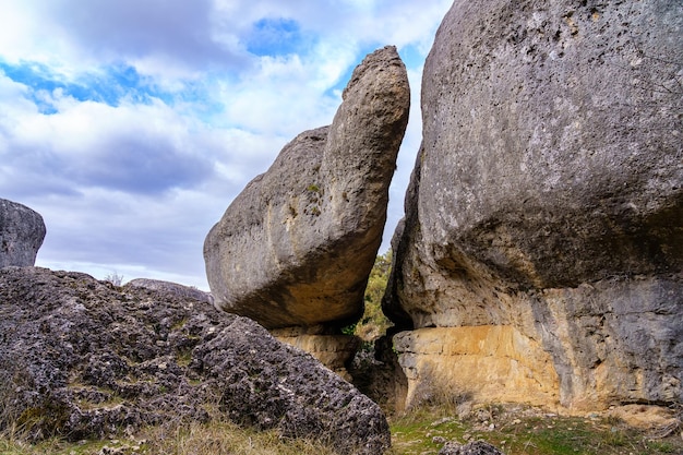 Grillige vormen van dieren gemaakt met enorme stenen die door de tijd zijn geërodeerd Betoverde stad Cuenca