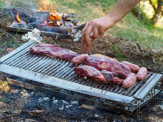 Photo grilling chorizo sausages chicken quarters skirt steaks flank muscle vacio argentinian cuts