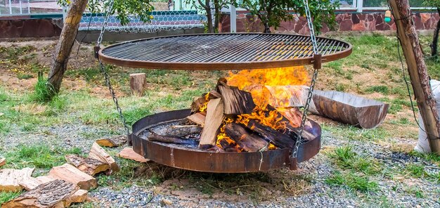 Foto grigliare il fuoco sulla griglia