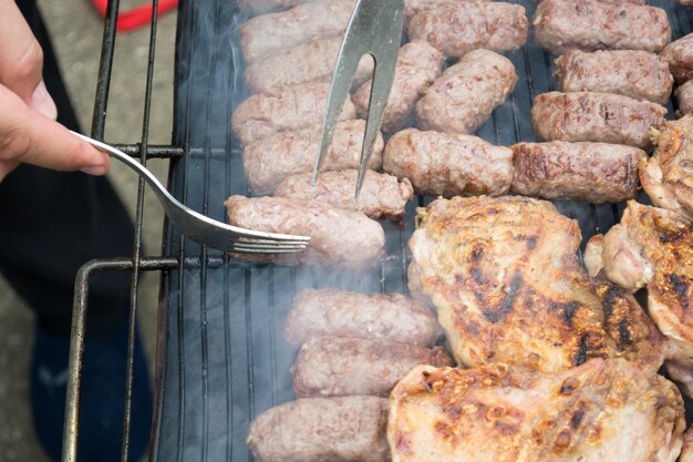 写真 肉をグリルで焼く