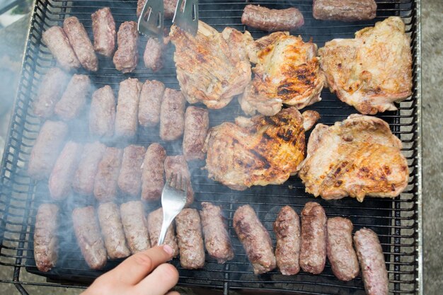 写真 肉をグリルで焼く