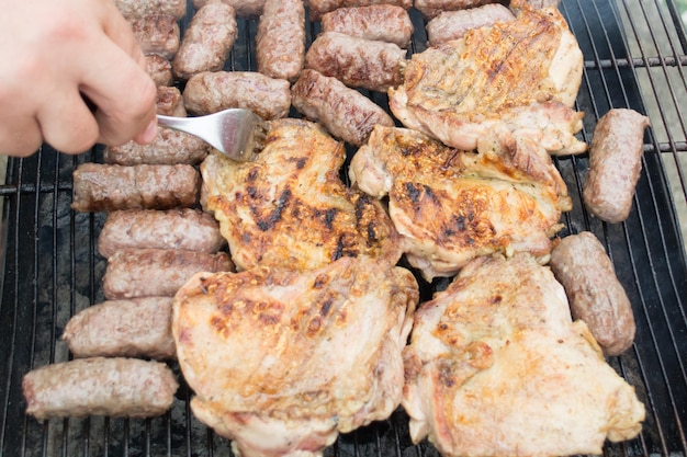 写真 肉をグリルで焼く