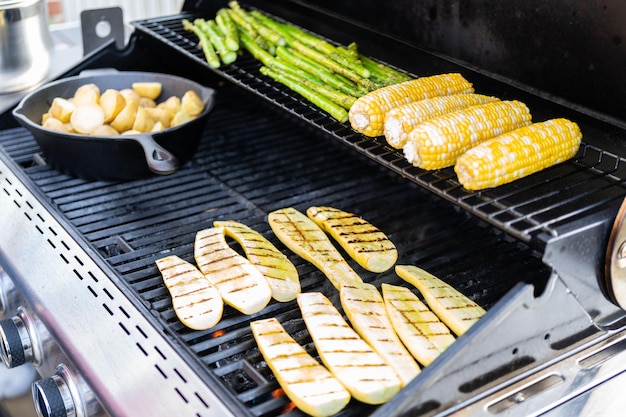 夏の屋外ガスグリルで有機新鮮野菜をグリルします。