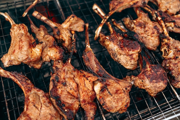 グリルバーベキューで子羊のあばら肉を焼く