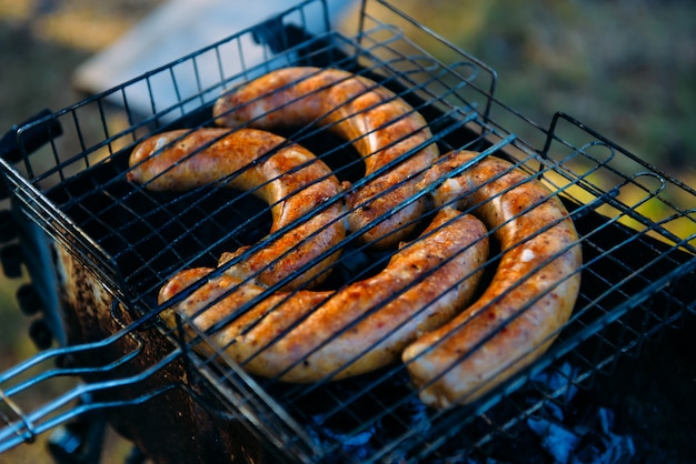 バーベキューグリルでソーセージを焼く