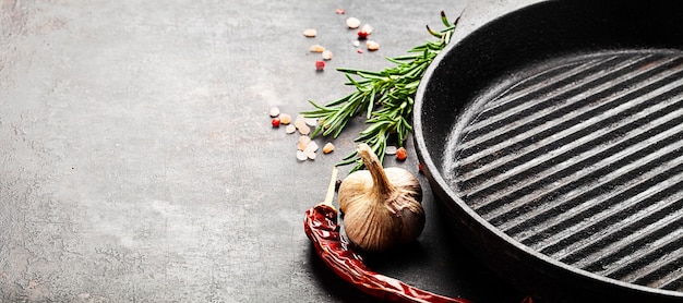 Grillpan en soorten op oude tafel