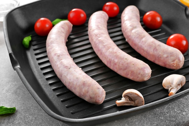 Grillpan met heerlijke worstjes close-up