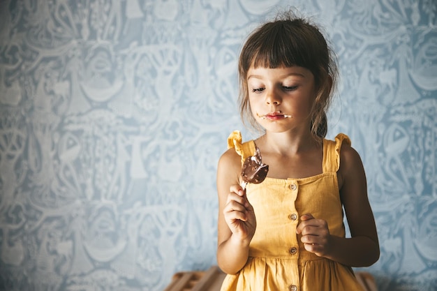 Grimmig peutermeisje dat roomijs eet