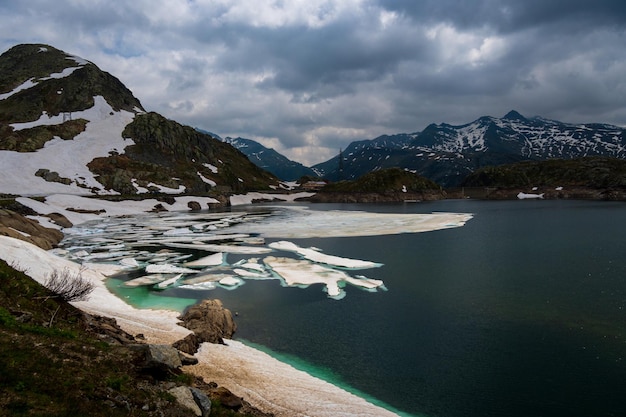 Grimselpass 산길은 건조하고 험준한 산악 풍경을 가로지릅니다. 스위스.