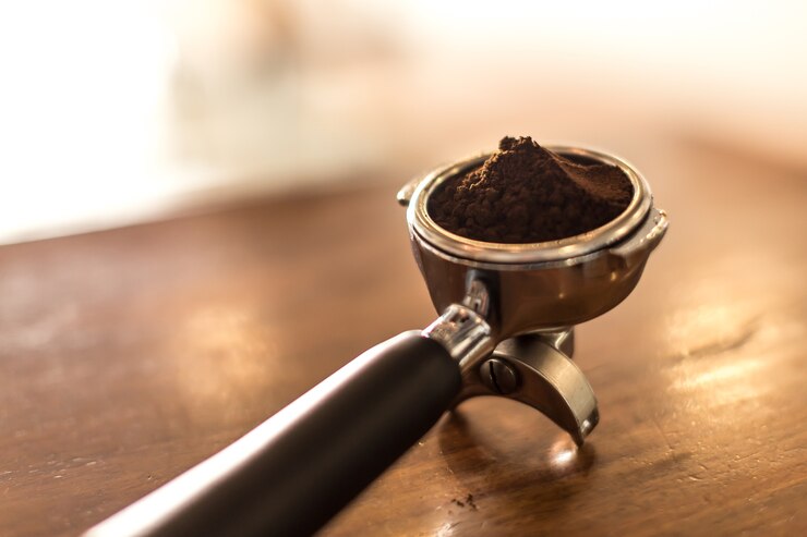 バスケットでコーヒーを粉砕する