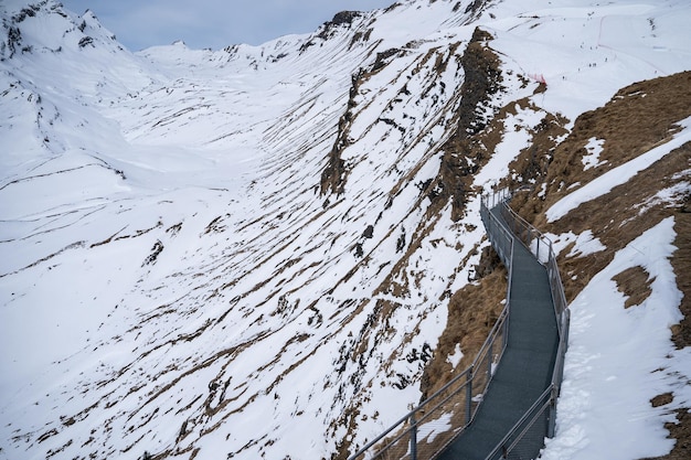 スイス初のグリンデルワルト xA アルプスの景色を望むグリンデルワルトの最初の山にあるファースト クリフ ウォーク展望台