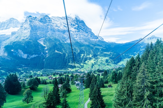 Vista del villaggio di grindelwald dalla funivia